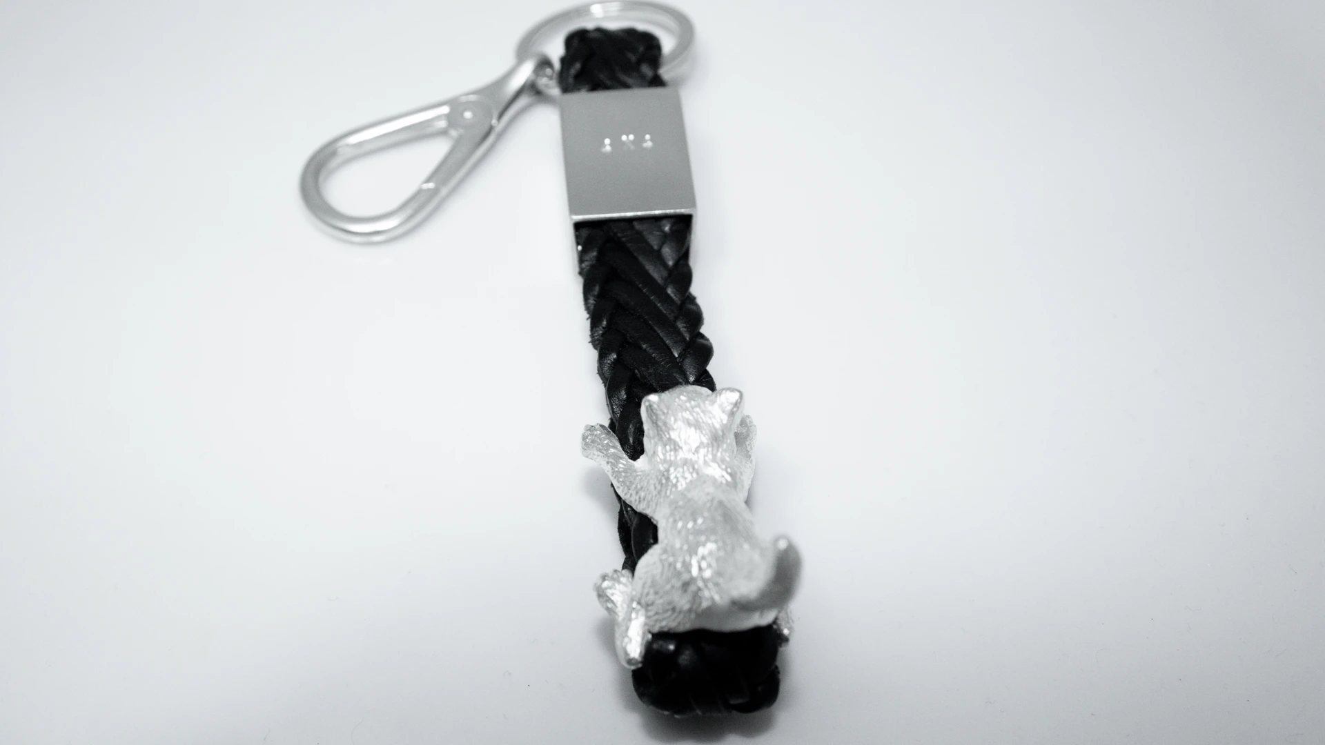 Geflochtener Lederschlüsselanhänger mit Silberkatze – Nathalie Prem