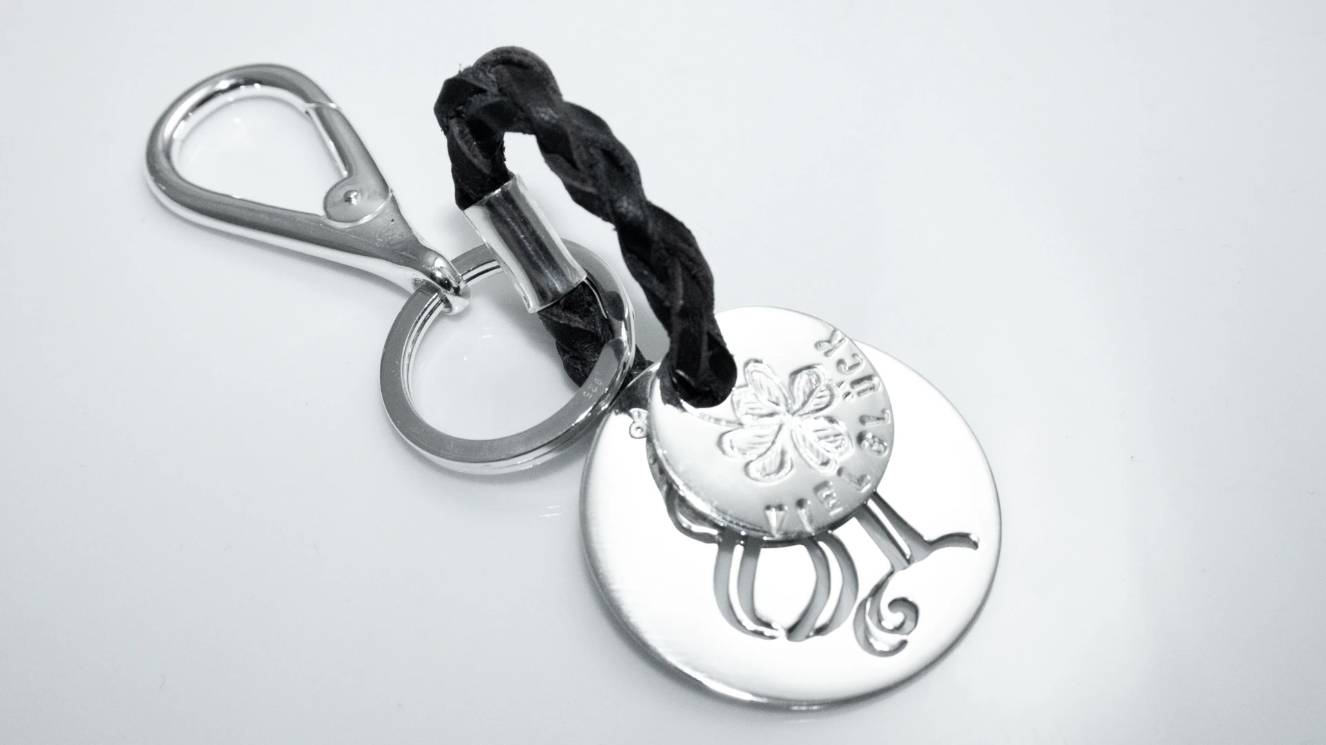 Glücksbringer Schlüsselanhänger zum 18ten Geburtstag – Accessoire Unikat von Nathalie Prem