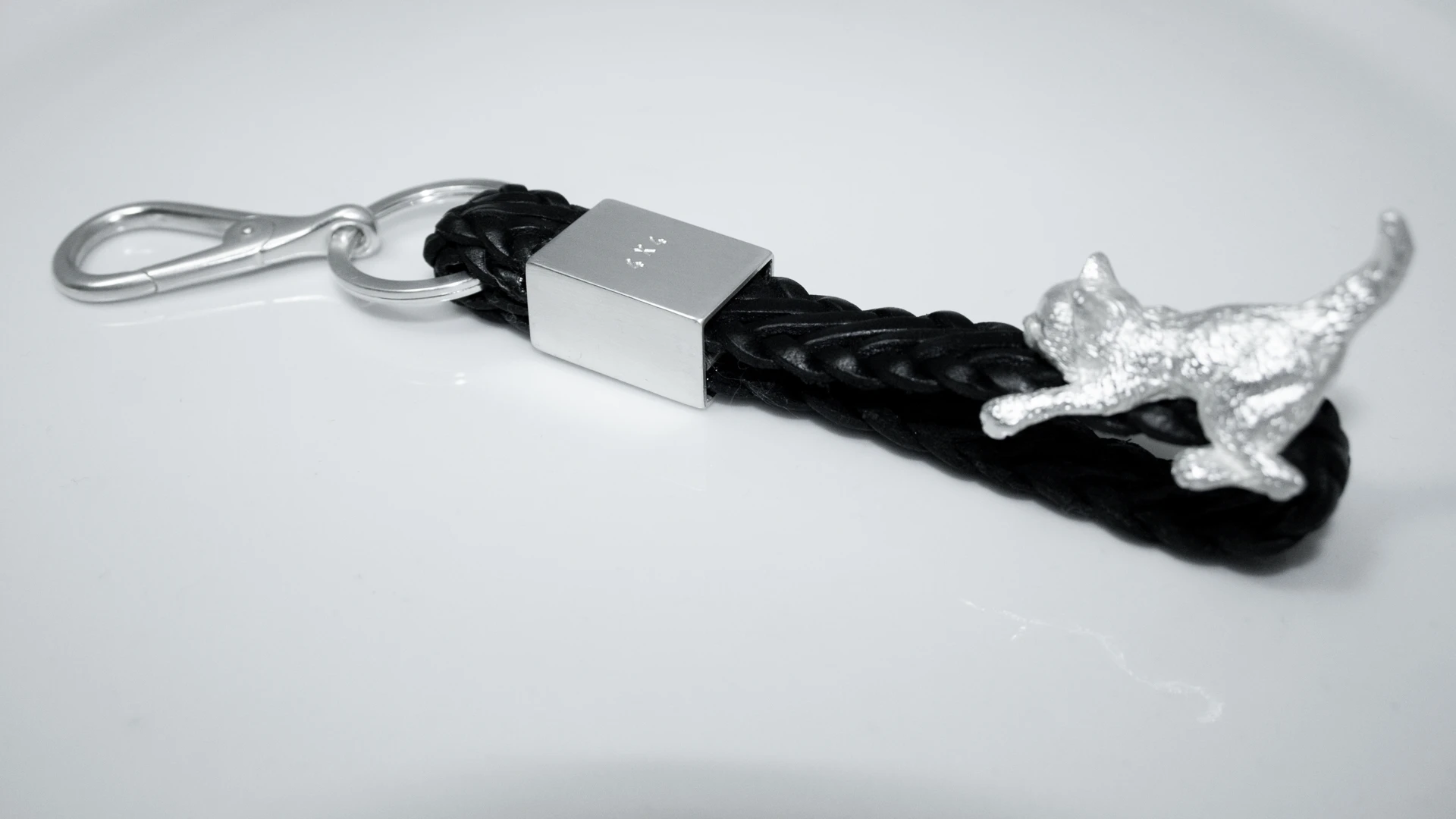 Karabinerschlüsselanhänger an Flechtlederband – Nathalie Prem