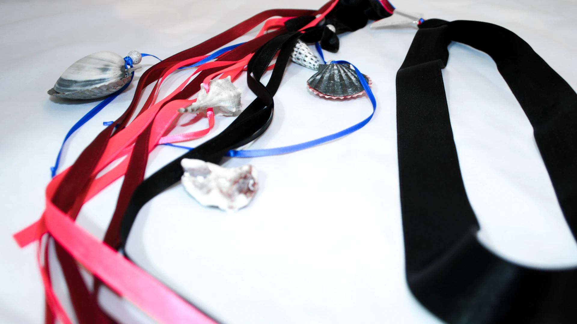 Lesezeichen mit Strandgutmuscheln – Nathalie Prem