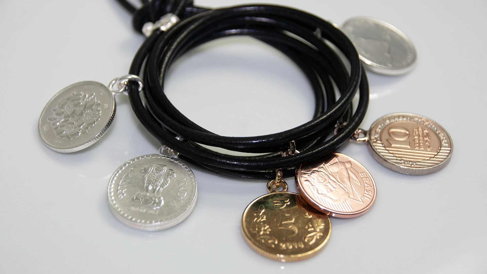 Bettelarmband mit Münzen in Metallfarben – Nathalie Prem