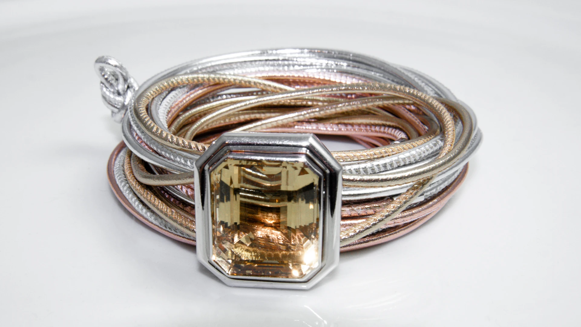 Gefasster Quadratstein auf Metalliccordel Wickelarmband – Nathalie Prem