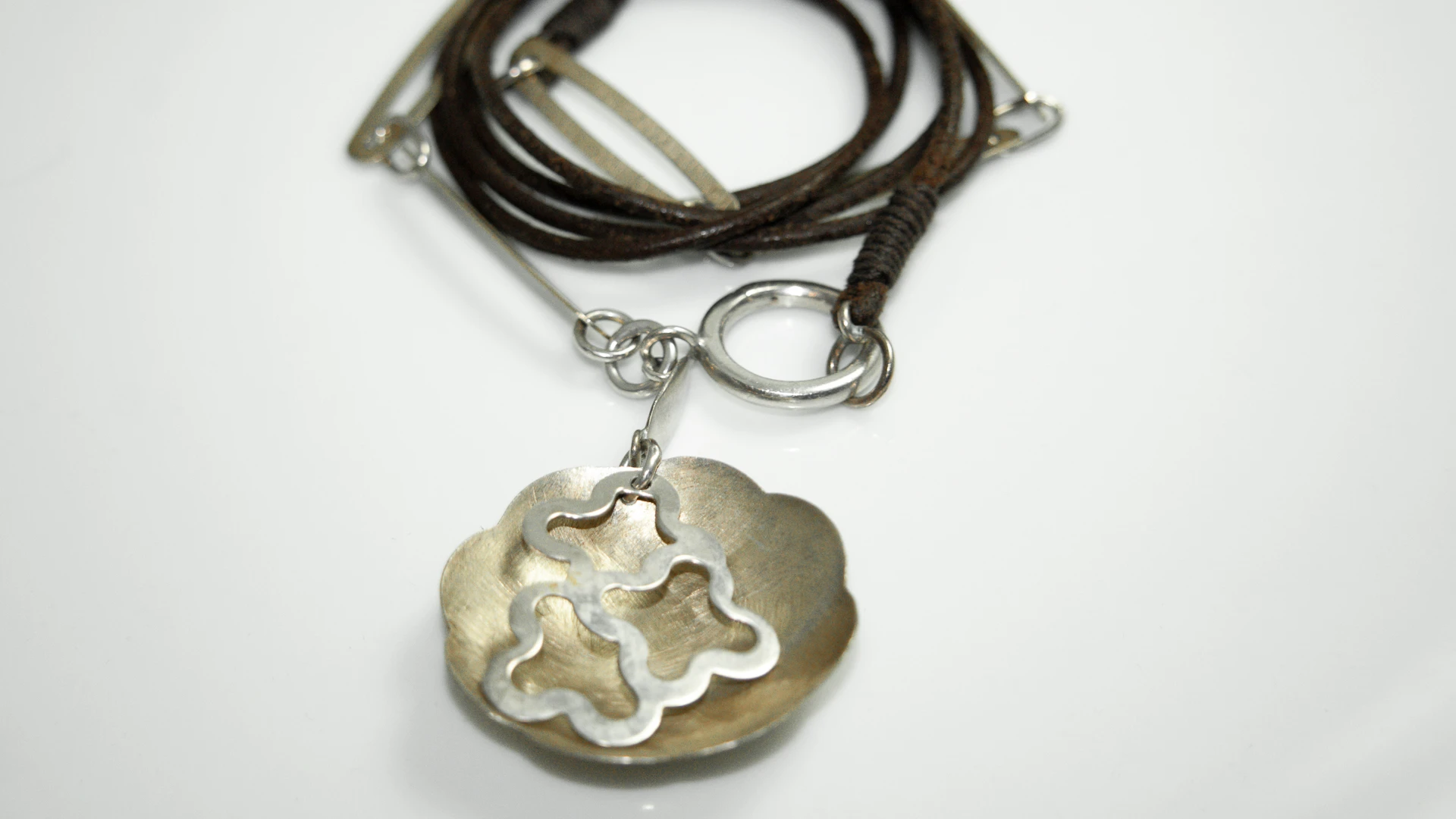 Lederarmband mit Anhängern und Ringverschluss – Nathalie Prem