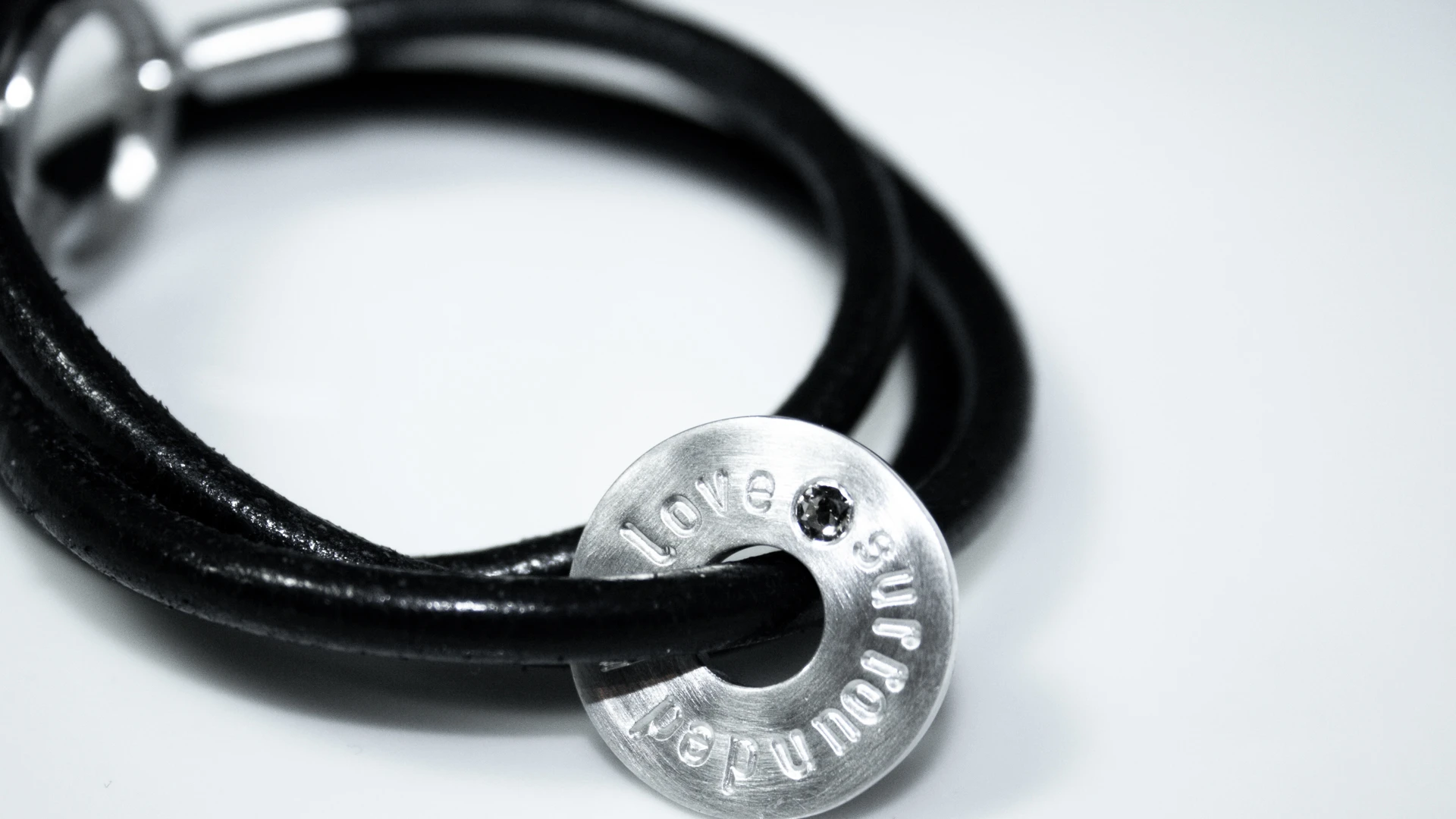 Lederwickelarmband mit Type Badge – Armschmuck Unikat von Nathalie Prem