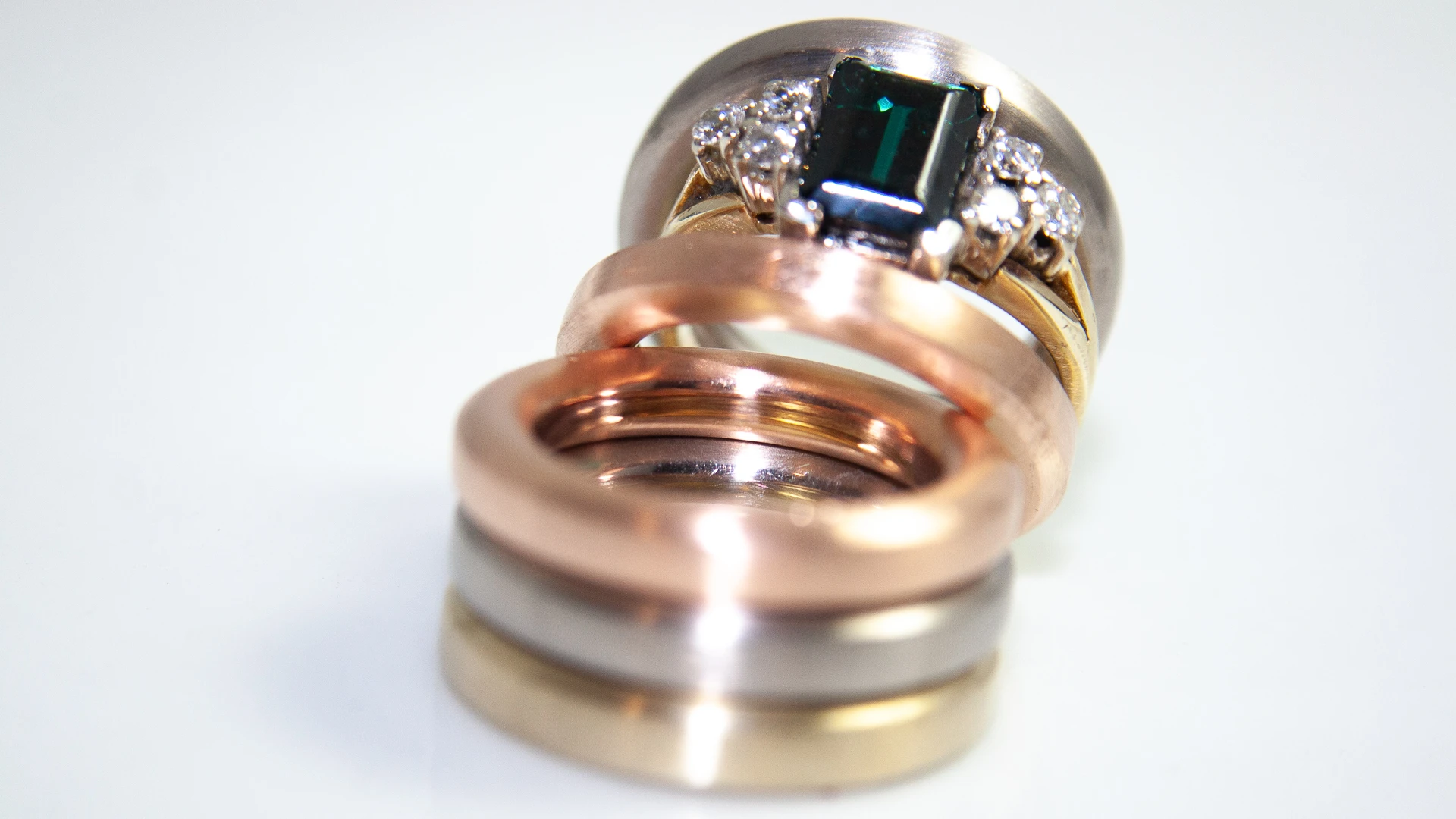Mehrfarbiges Ringset kombiniert mit Edelsteinen – Nathalie Prem