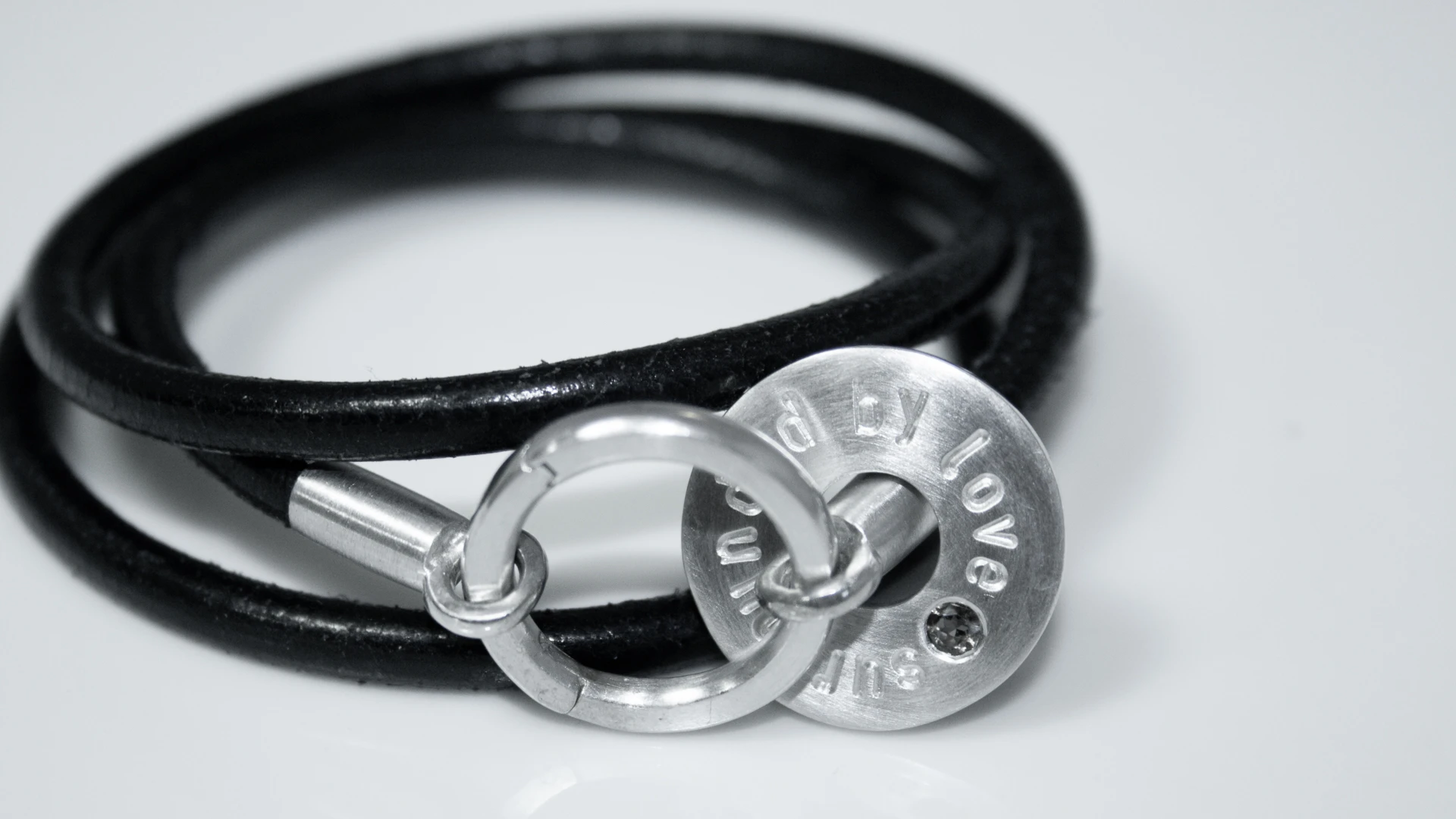 Rundes Lederwickelarmband Silberverschluss – Armschmuck Unikat von Nathalie Prem