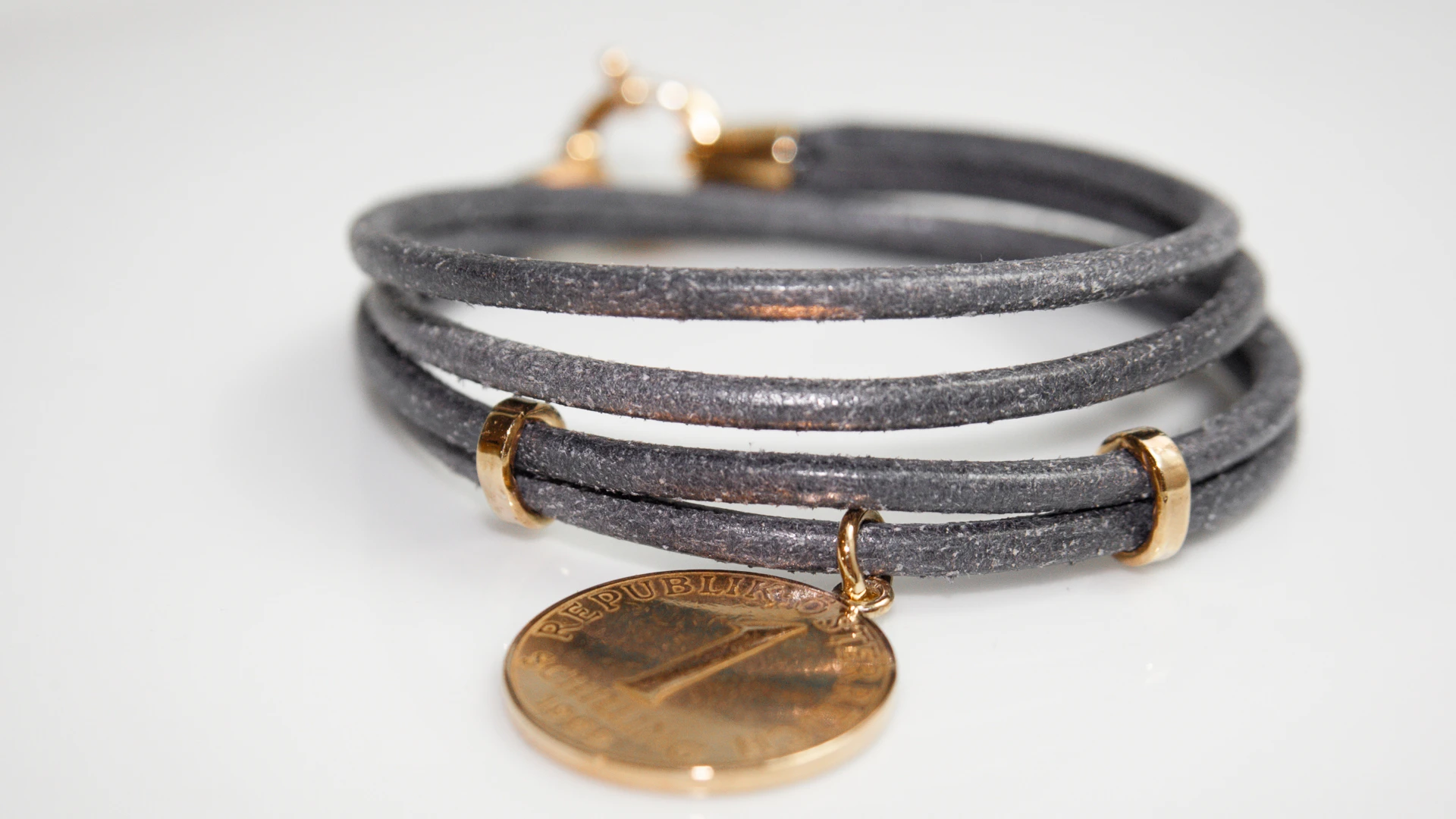 Schillingarmband mit Golddetails – Nathalie Prem