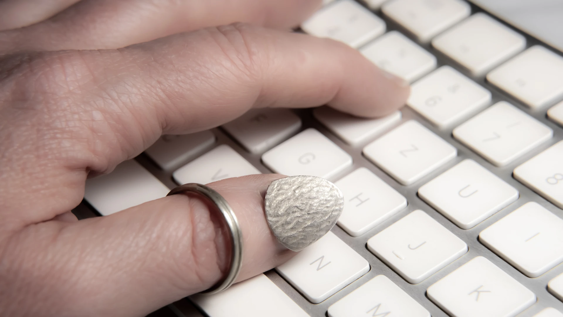 Daumenring aus Silber geschmiedet – Fingerschmuck Unikat von Nathalie Prem