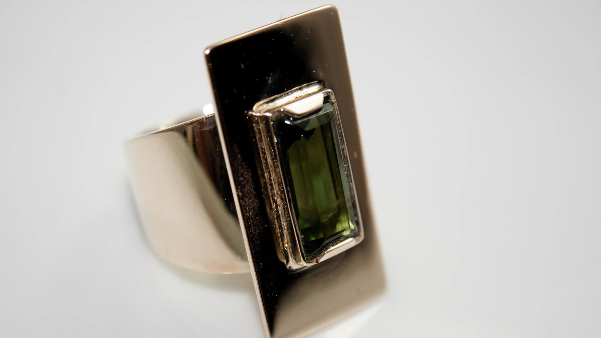 Goldring mit Stein auf Tafel – Nathalie Prem