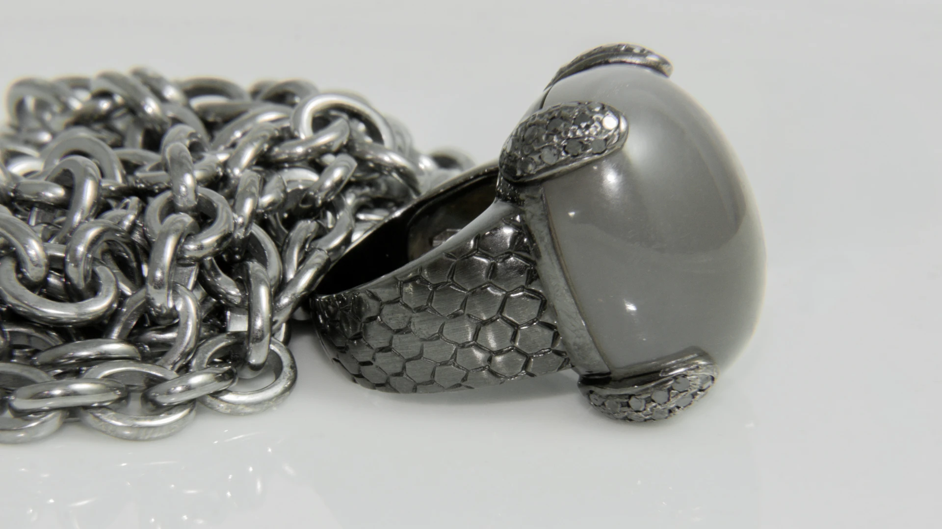 Graür Perlring mit Kette – Nathalie Prem