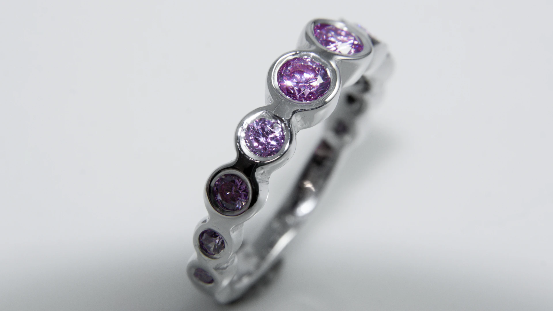 Lila Edelstein Reihe – Fingerschmuck Unikat von Nathalie Prem