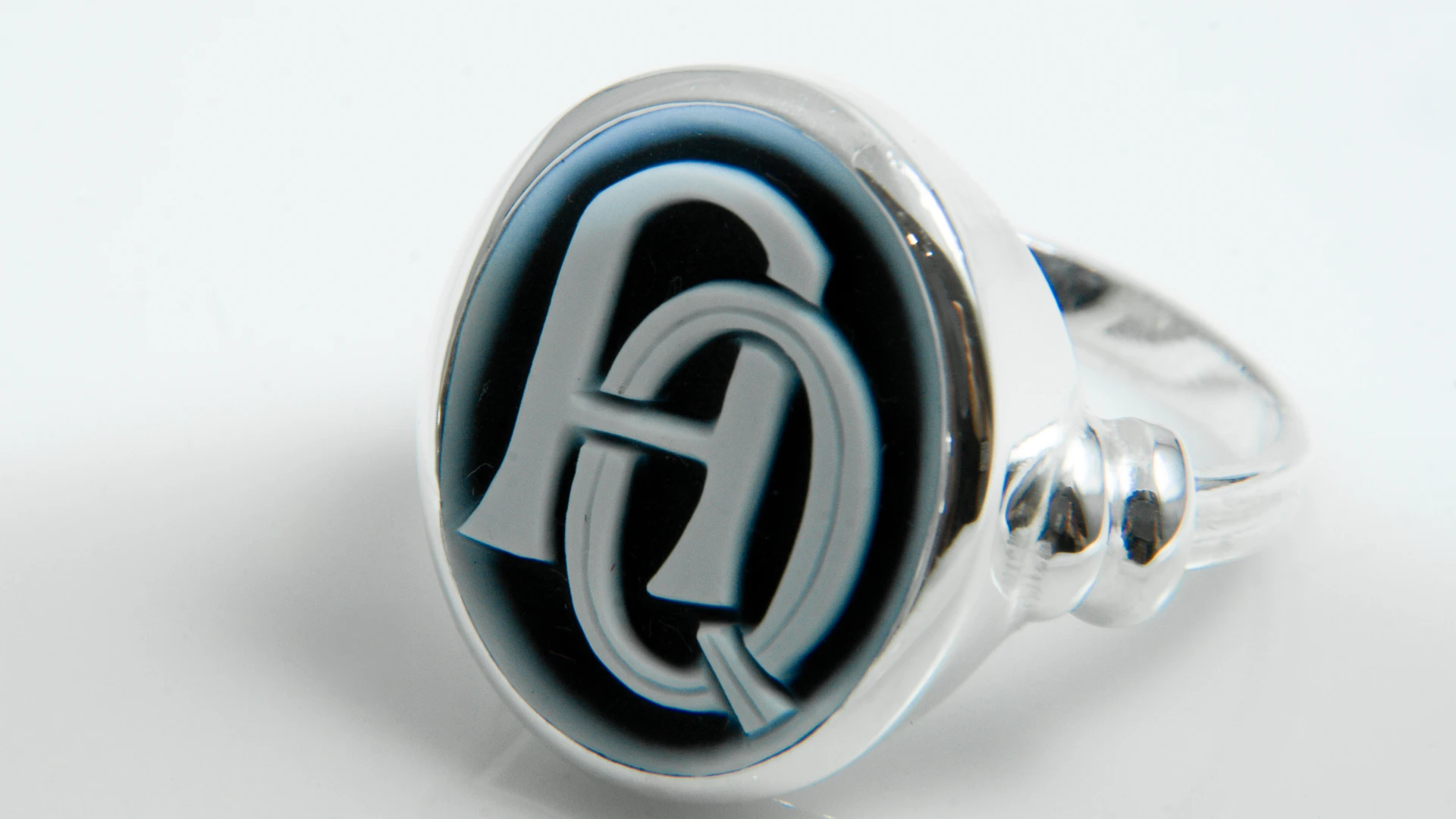 Monogrammring aus Silber – Nathalie Prem