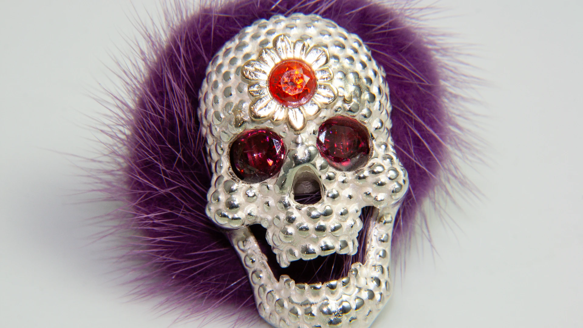 Silberring Totenkopf mit Edelsteinen und Nerzring – Nathalie Prem