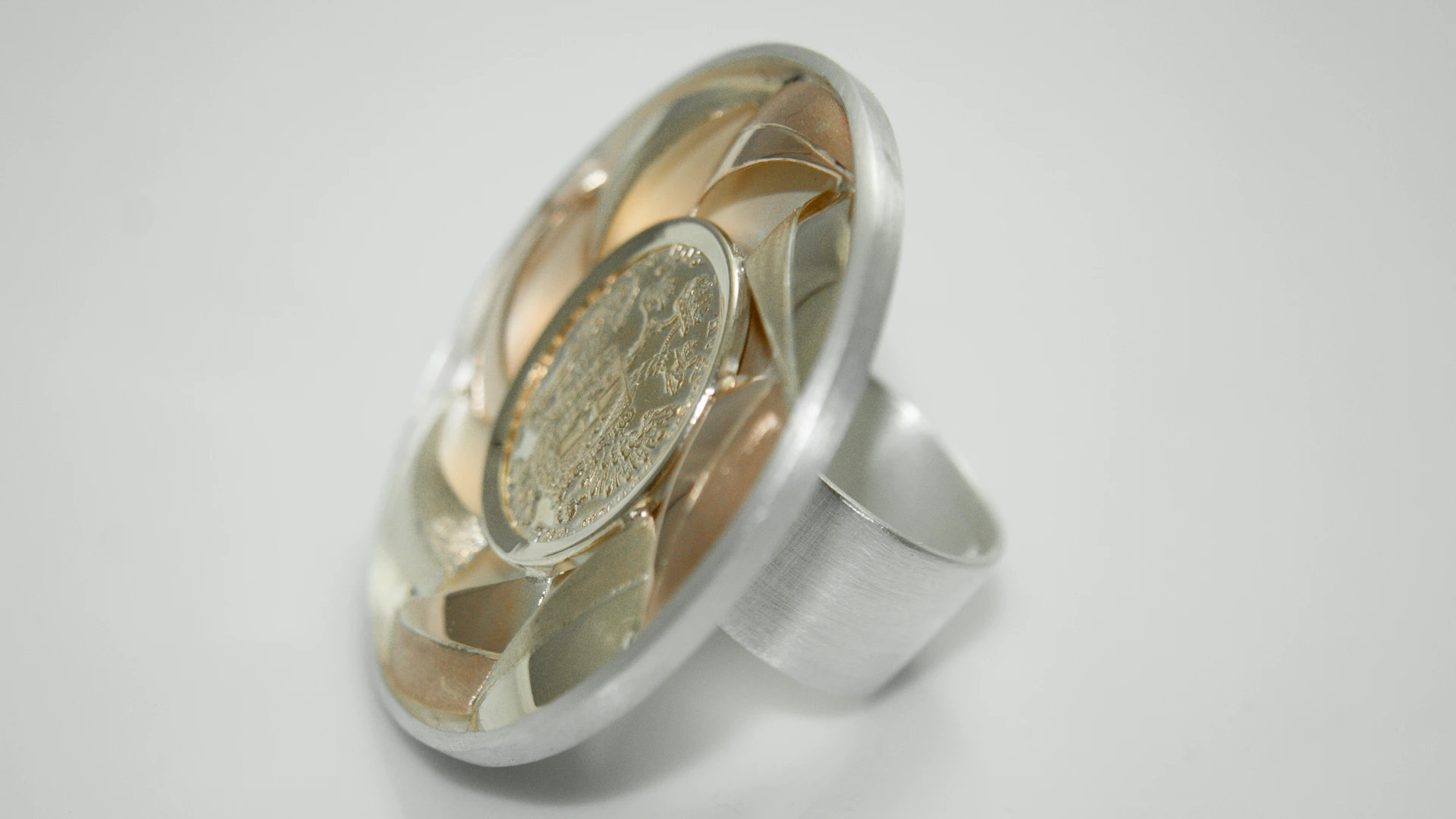 Tellerring mit polygonaler Struktur und Münze im Zentrum – Fingerschmuck Unikat von Nathalie Prem
