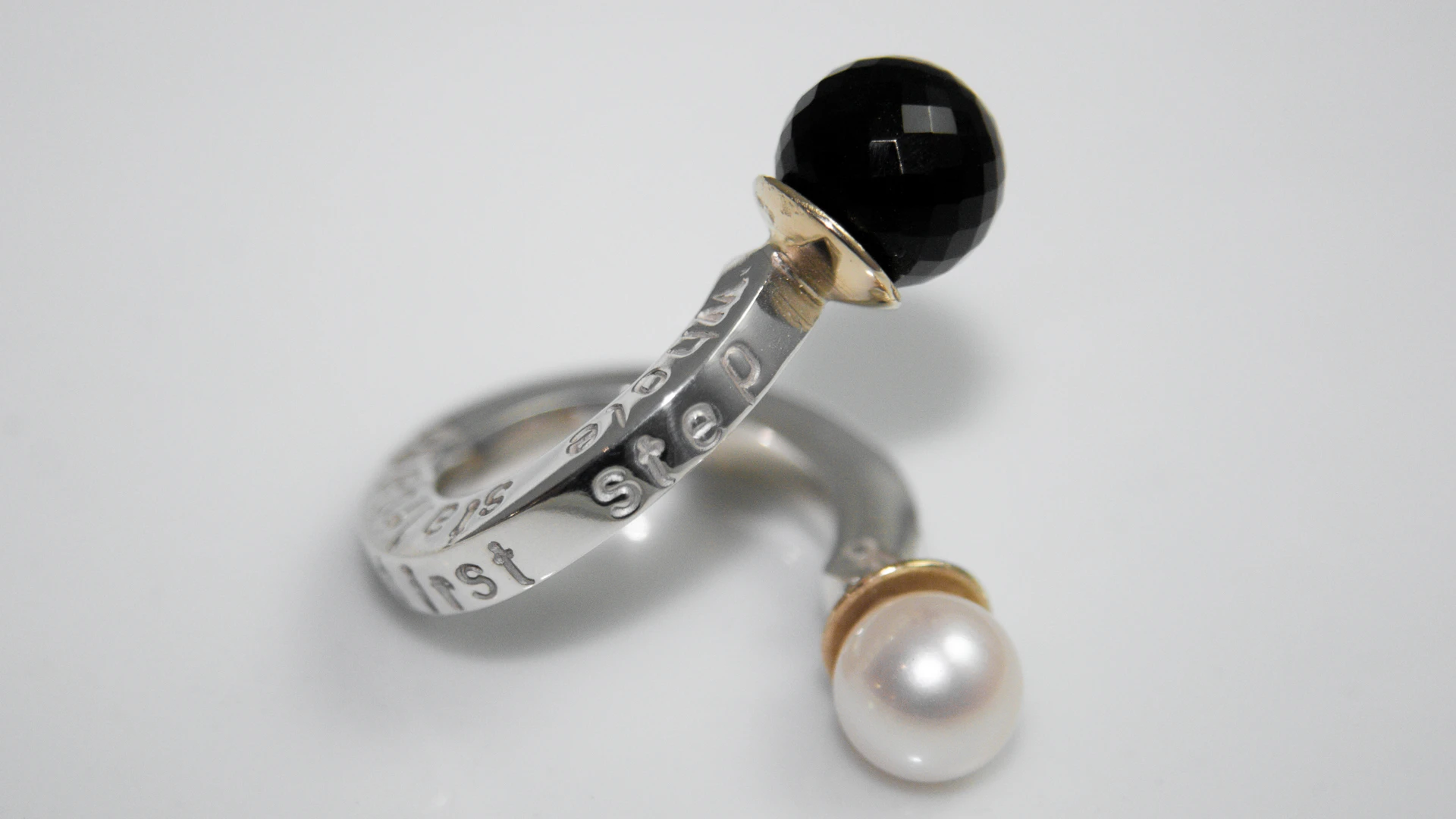 Vierkant Fühlerring mit Edelsteinspitzen – Nathalie Prem