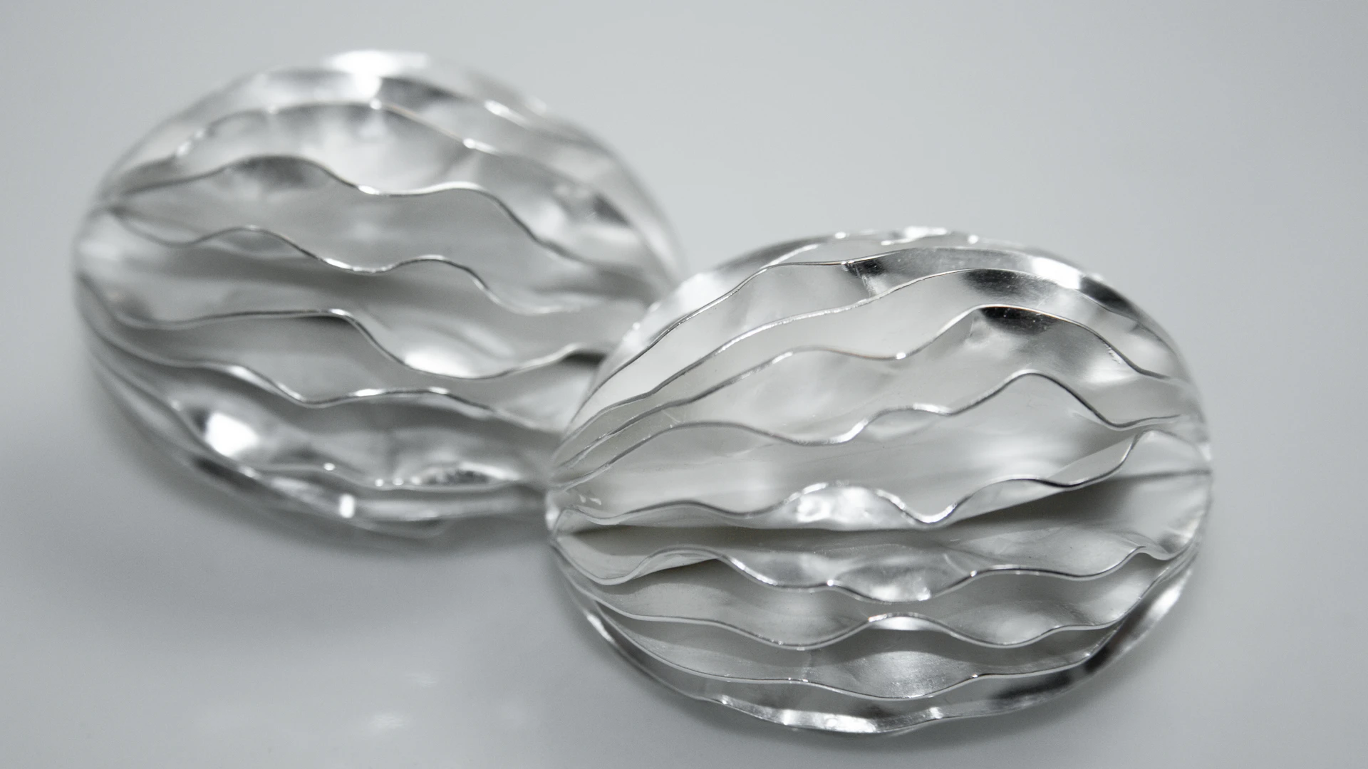 Amoprhe Ohrclips – Ohrschmuck Unikat von Nathalie Prem