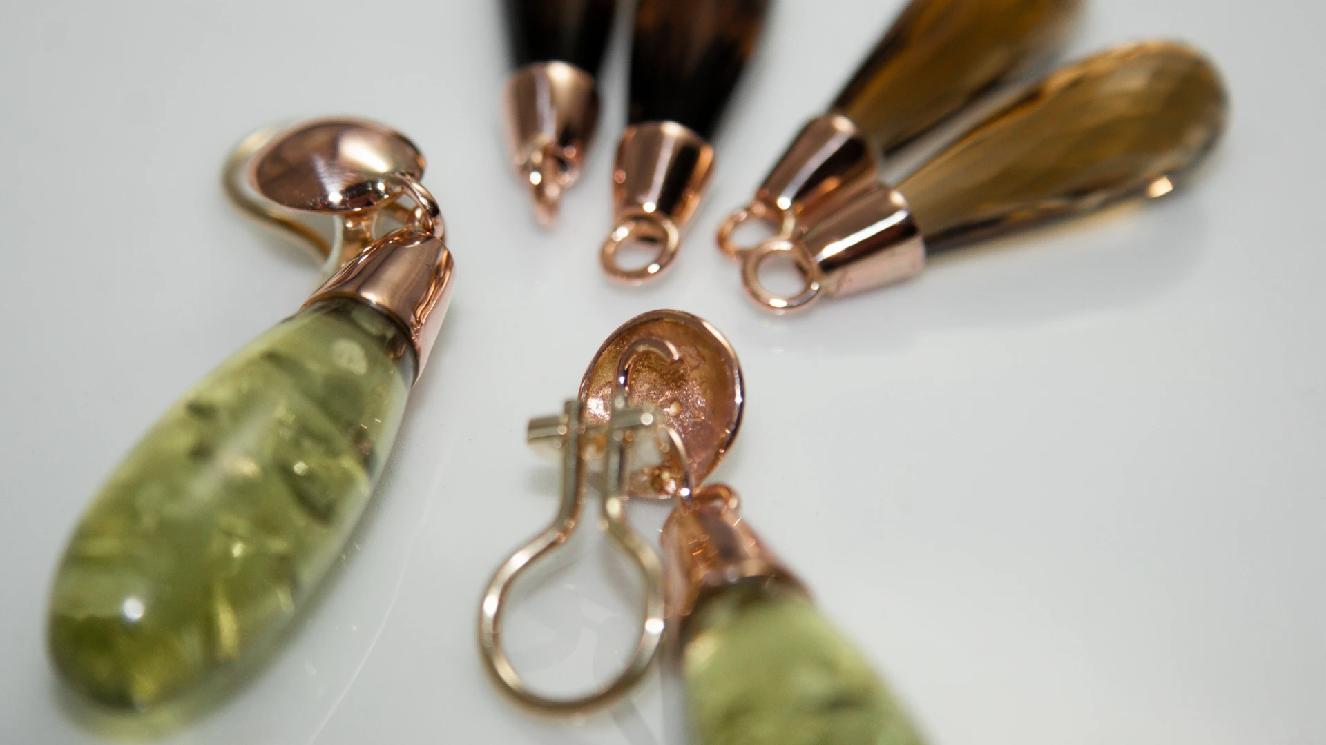 Ohrclips Gold Tropfenedelsteine – Nathalie Prem