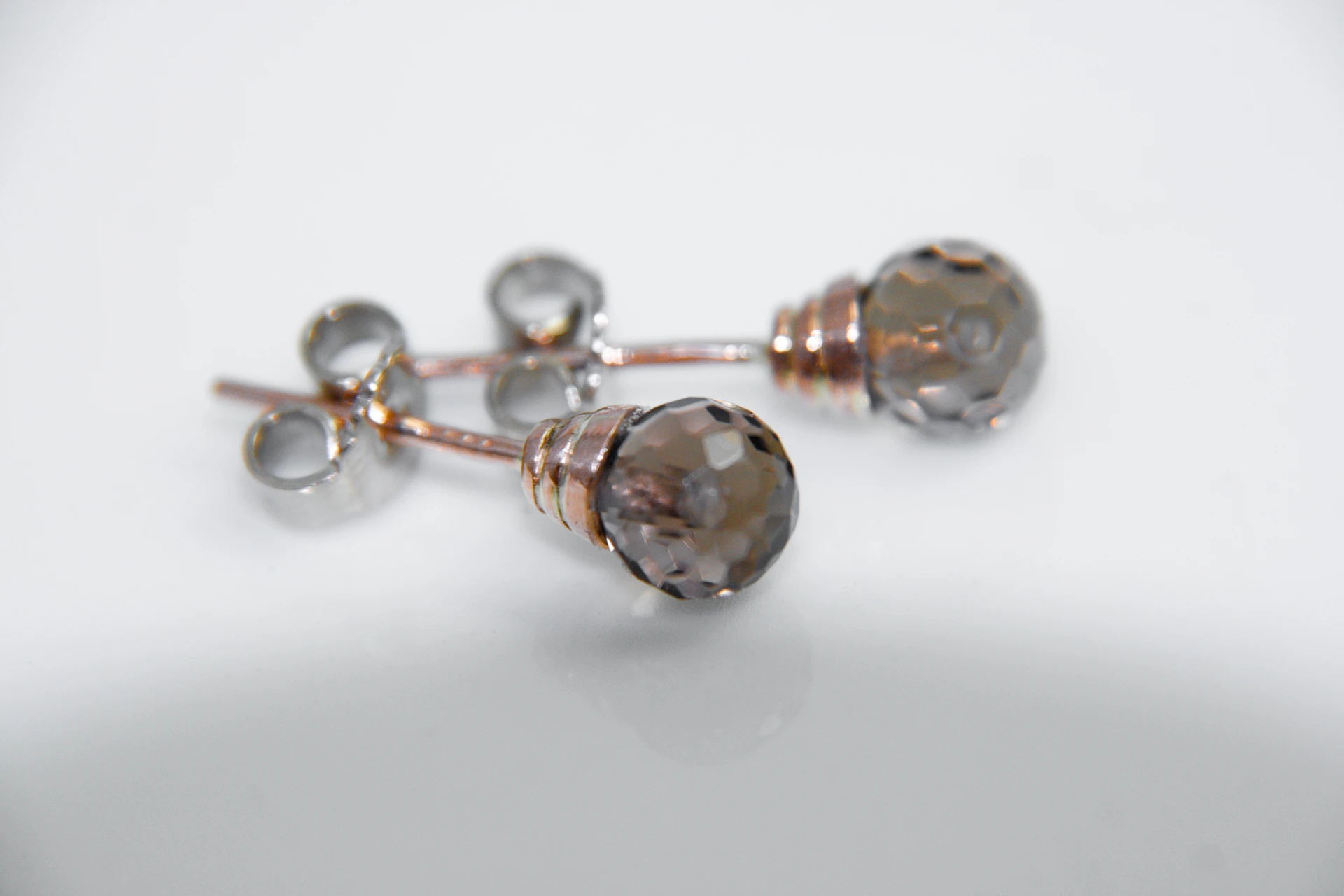 Ohrstecker mit Facettenedelstein – Nathalie Prem