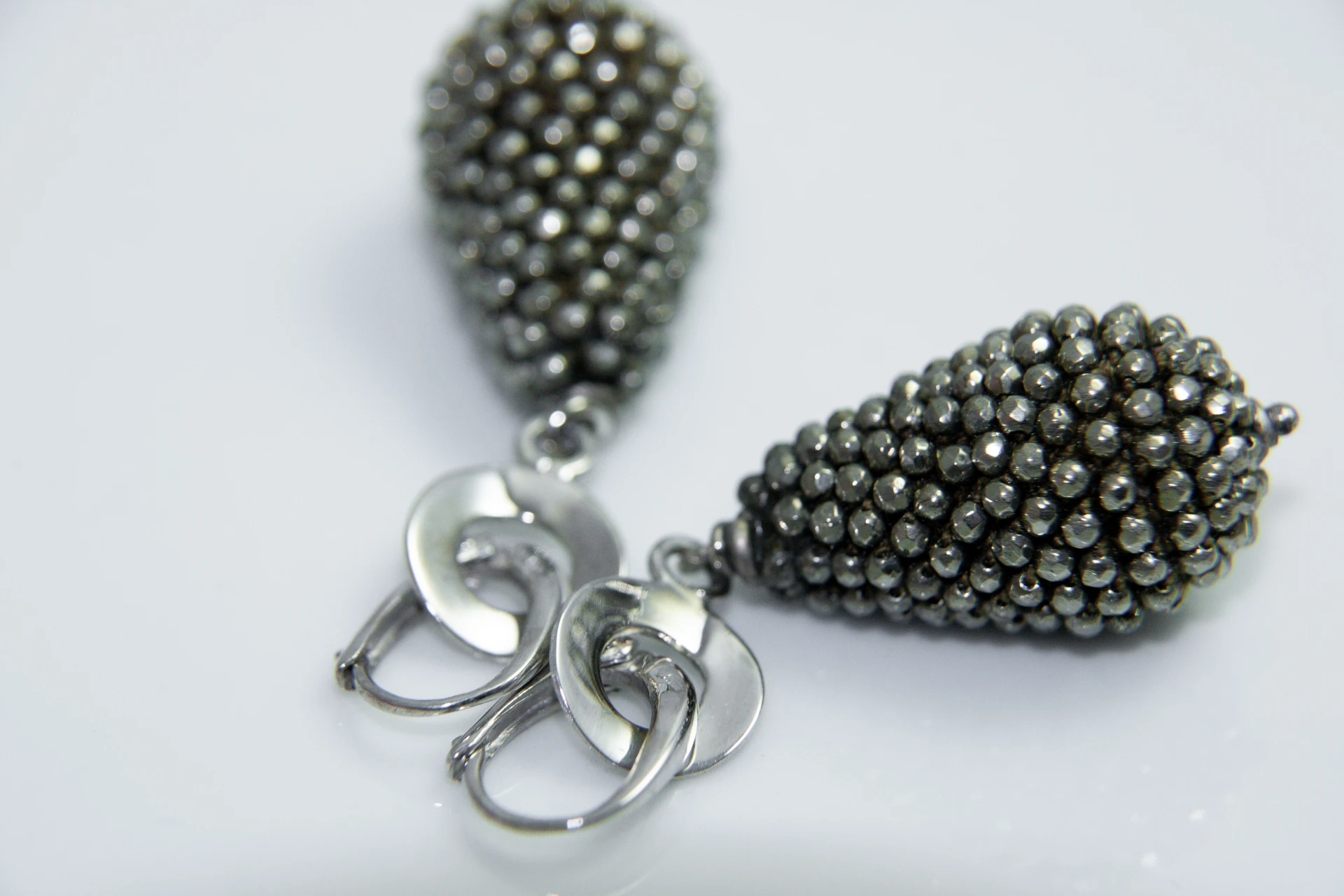 Silberohrringe mit Metallperlen als Tropfen – Ohrschmuck Unikat von Nathalie Prem